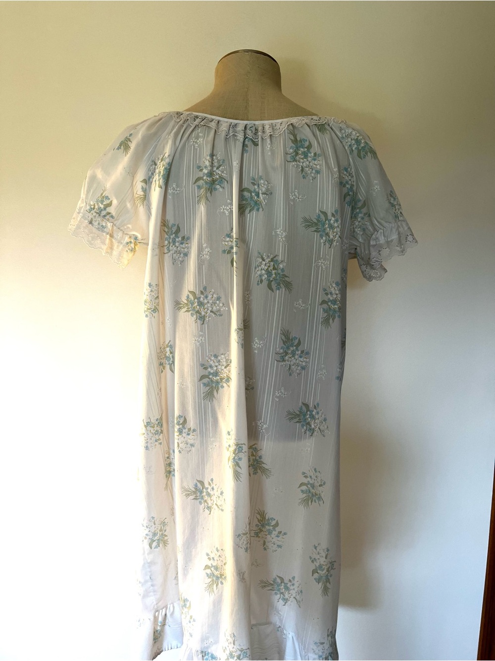 Vintage White Floral Cotton double tie Nightgown robe with Lace Trim - Picture 3 of 8